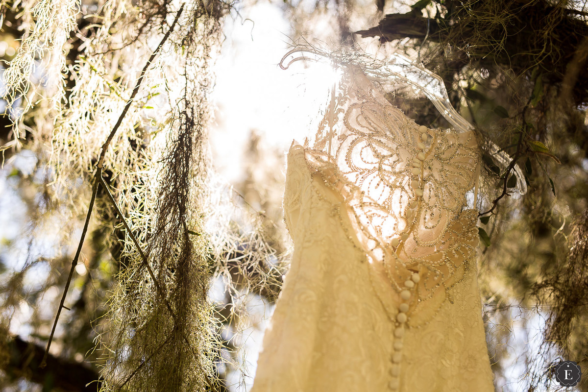 vestido de noiva com decote nas costas detalhes bordado