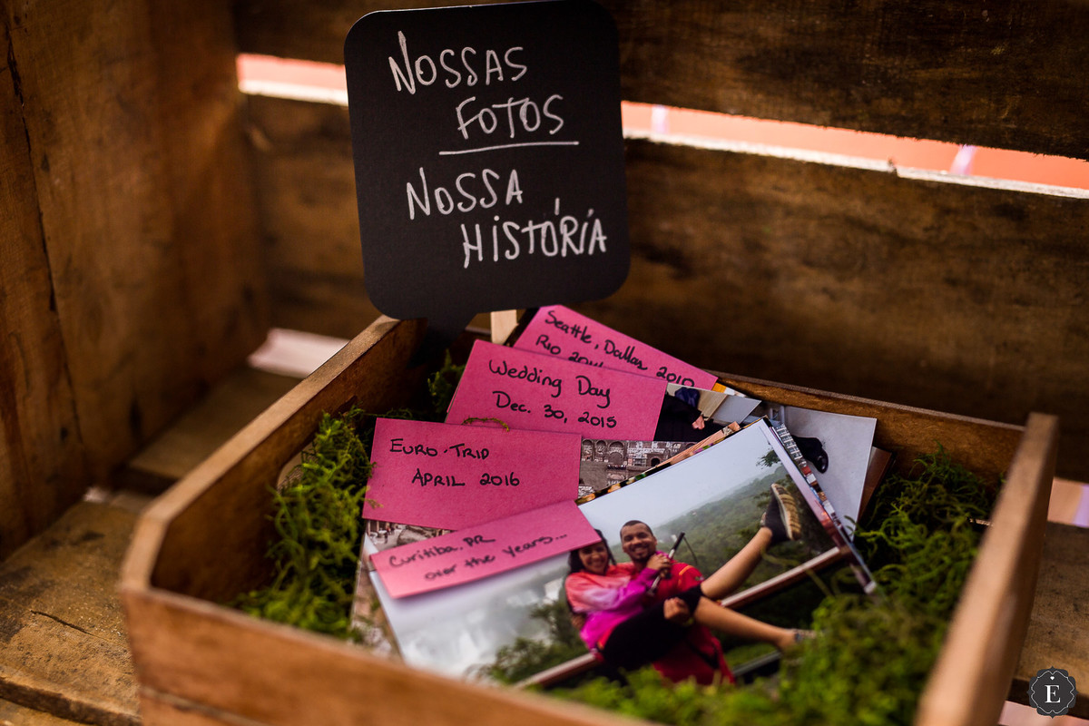fotos com a história do casal na decoração do casamento com caixotes de madeira rústico