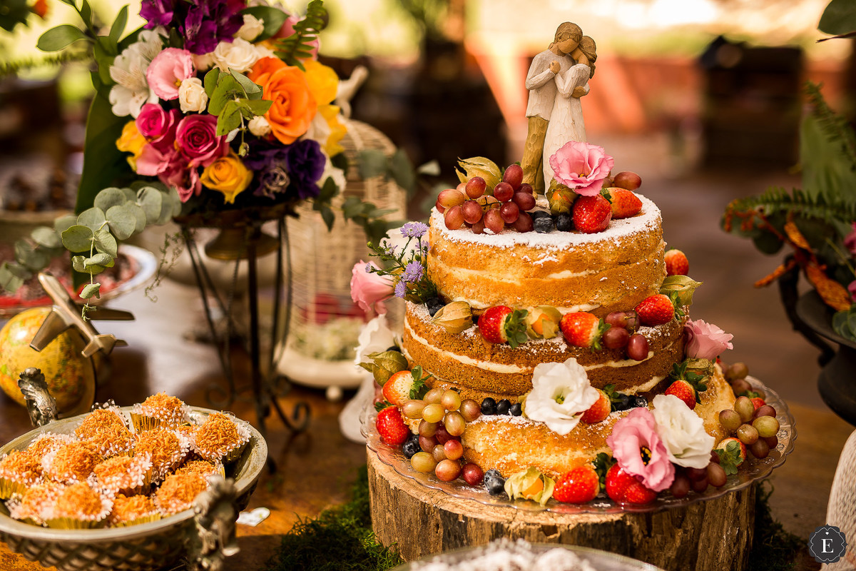 linda tendência de bolo de casamento naked cake com frutas e flores