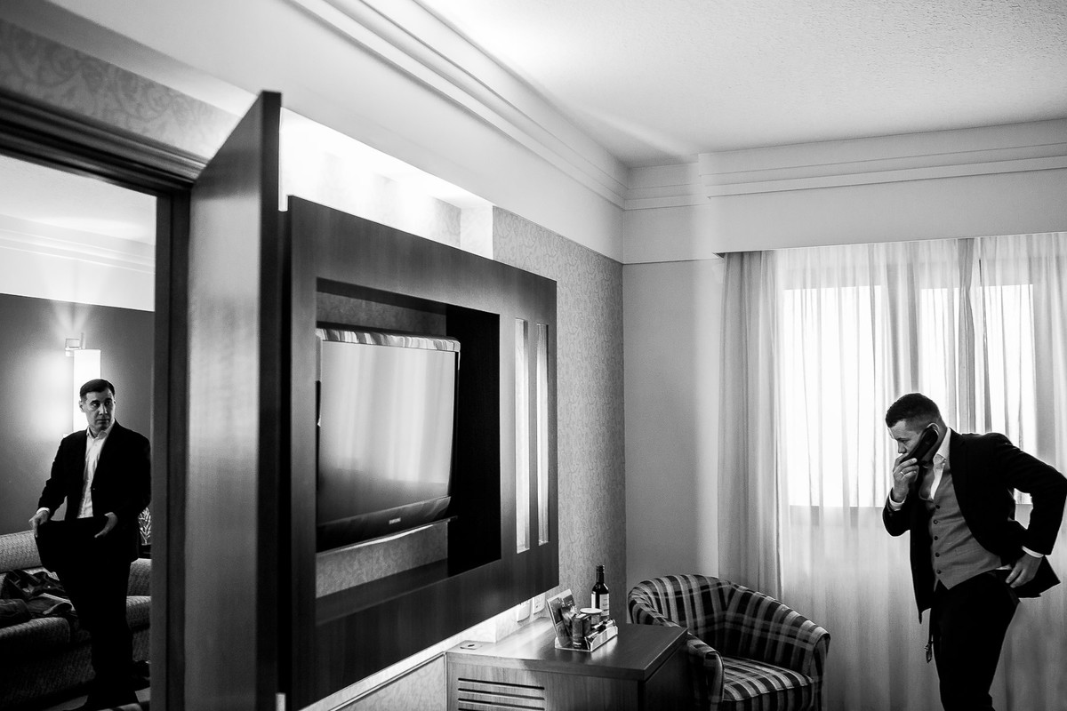 noivo vestindo seu terno para o casamento no hotel points by sheraton em curitiba