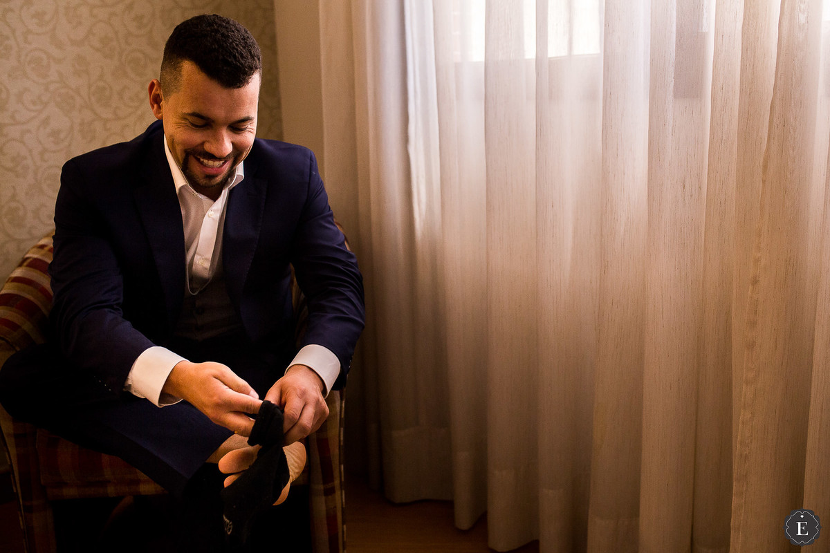 noivo se vestindo para o casamento no hotel points by sheraton em curitiba