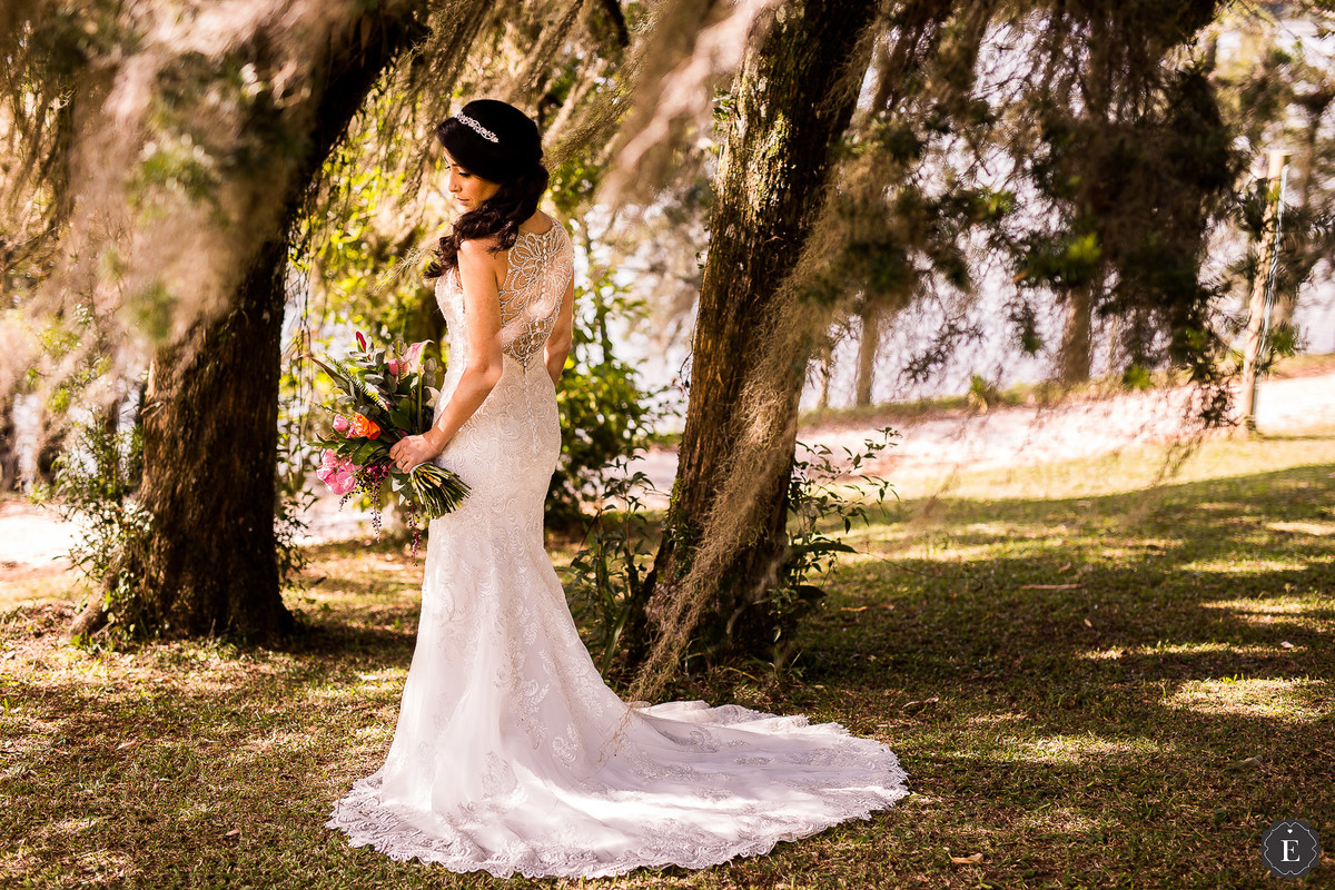 noiva pronta com seu vestido de noiva para casamento no campo