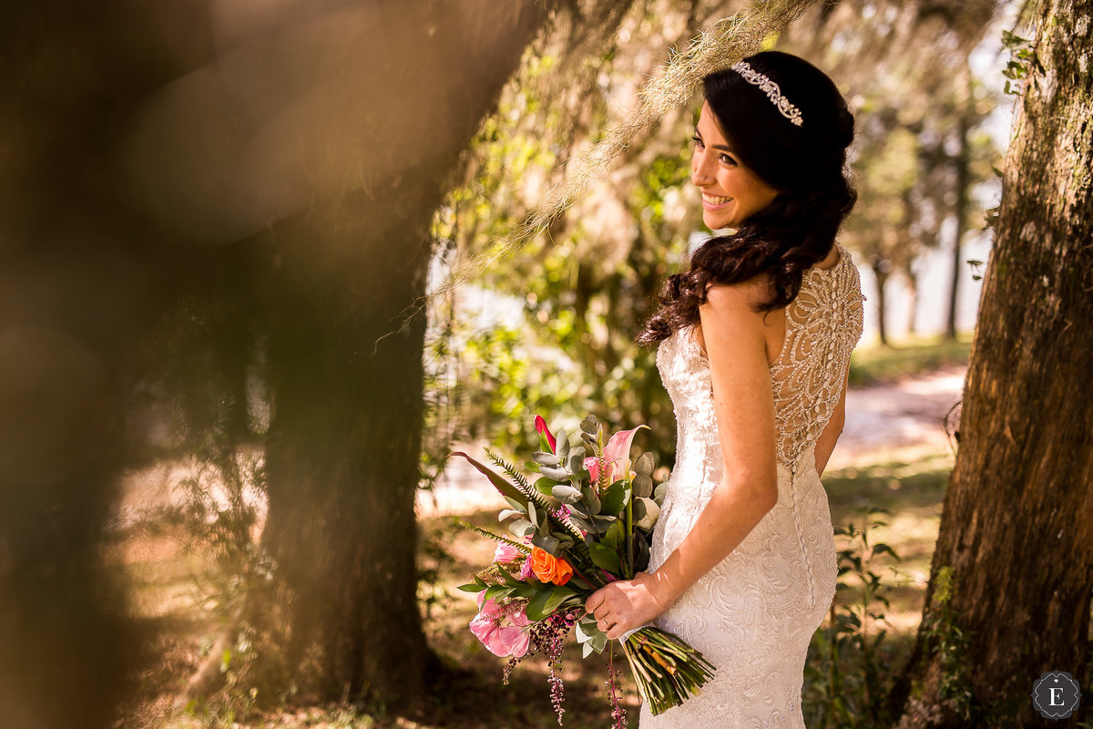 noiva pronta com seu vestido de renda com bordado nas costas e grinalda