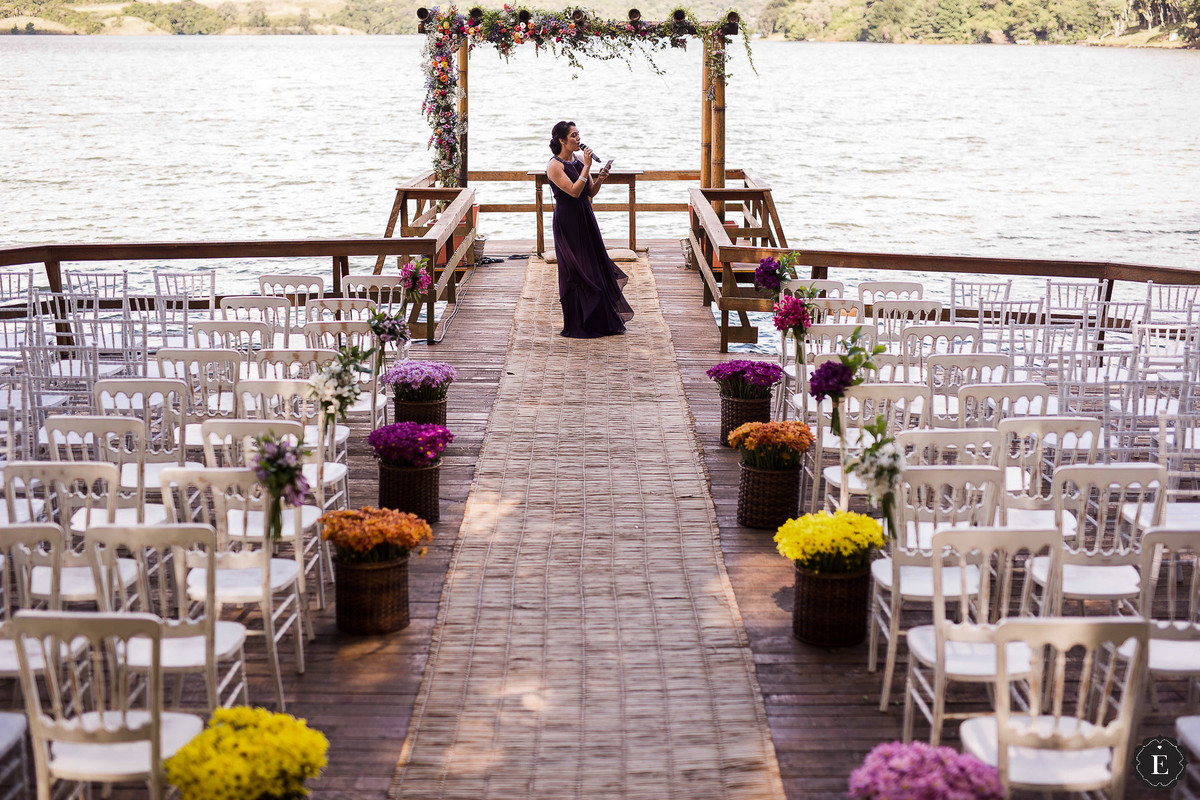 irmã da noiva cantando no pergolado de madeira sob o lago no espaço belvedere em curitiba