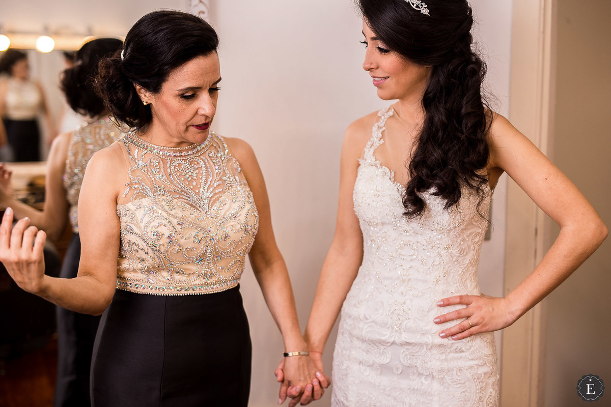 noiva de mãos dadas com sua mãe no espaço belvedere