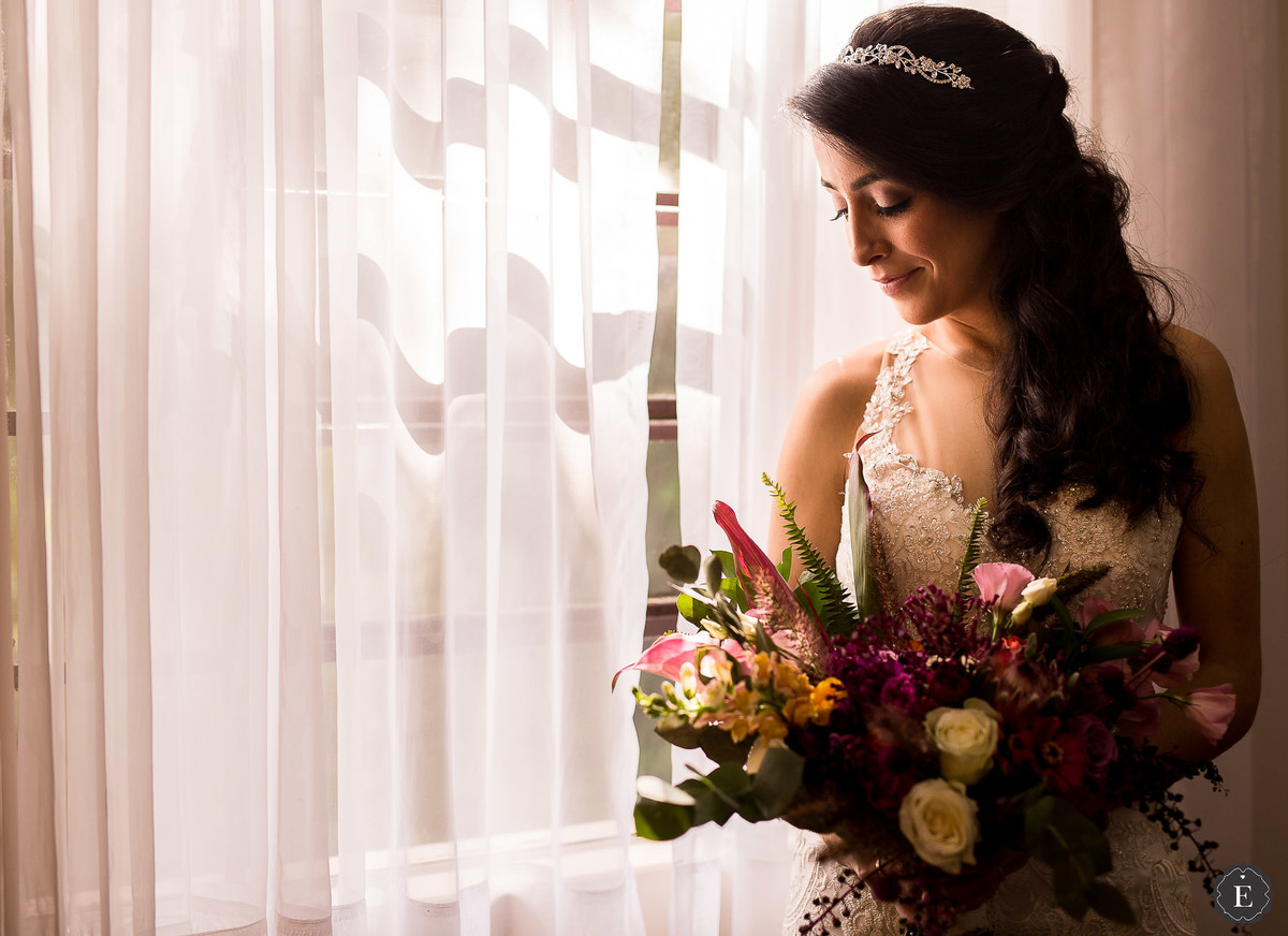 retrato da noiva na janela com seu buquê