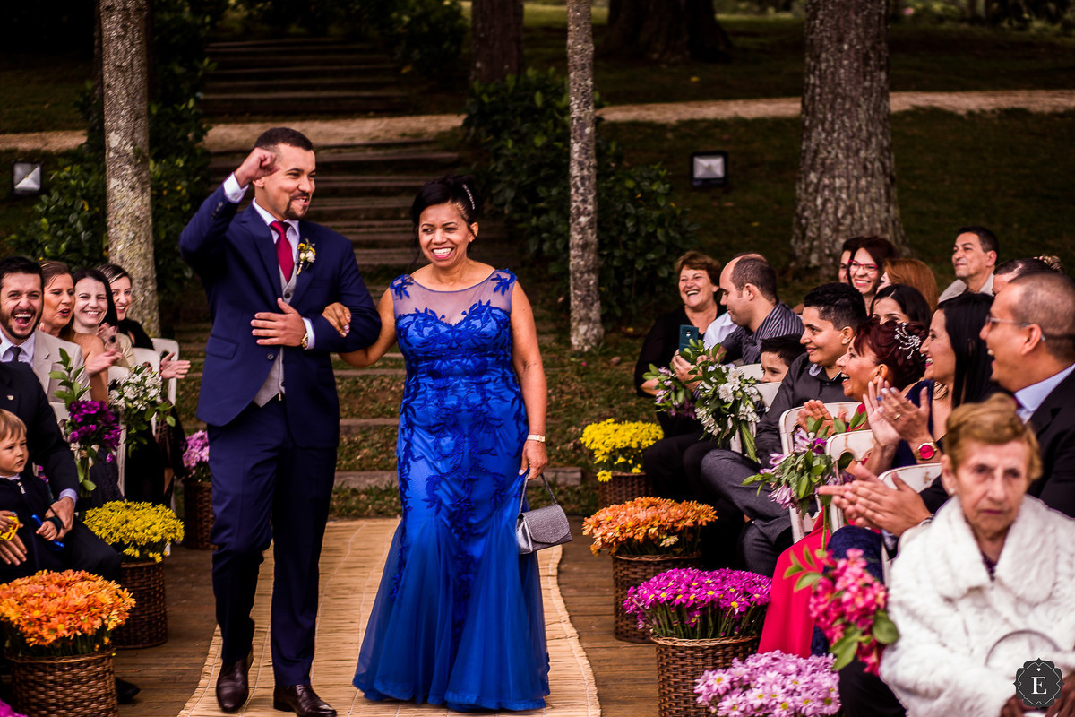 entrada do noivo feliz com sua mãe no casamento