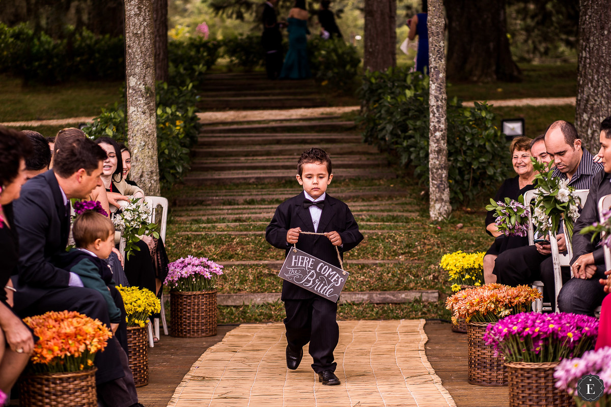 pajem com plaquiha here comes the bride em casamento no campo