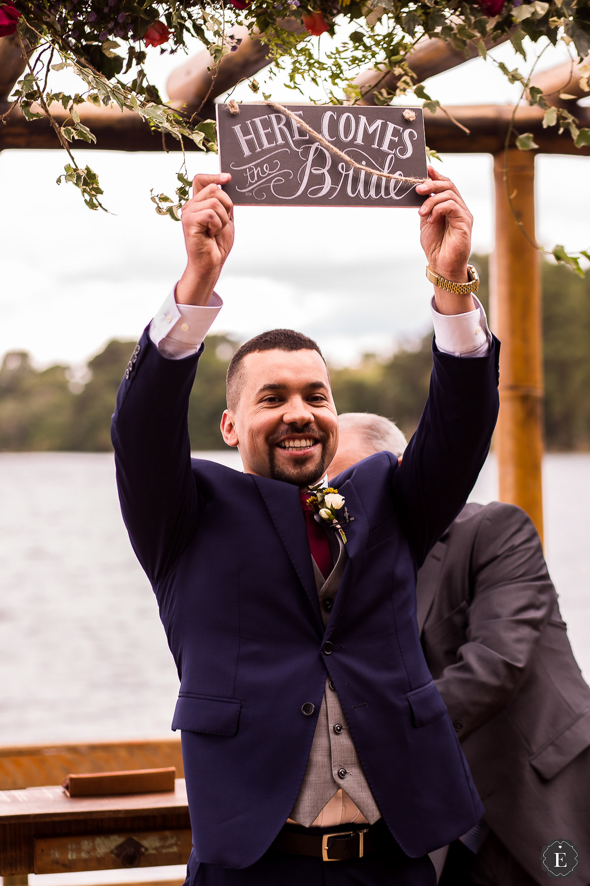 noivo seguendo placa la vem a noiva em casamento no campo