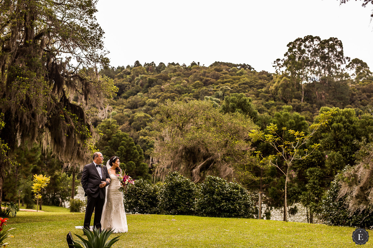 noiva com seu pai em casamento no campo no espaço belvedere