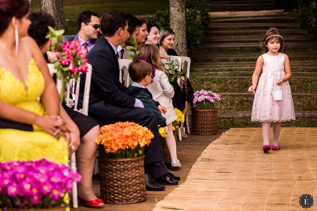 dama de honra  jogando flores pelo corredor do casamento com esteira de palha