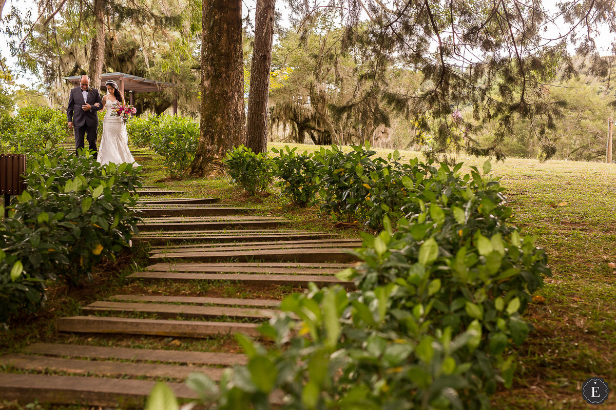 noiva descendo pelas escadas em casamento externo em curitiba