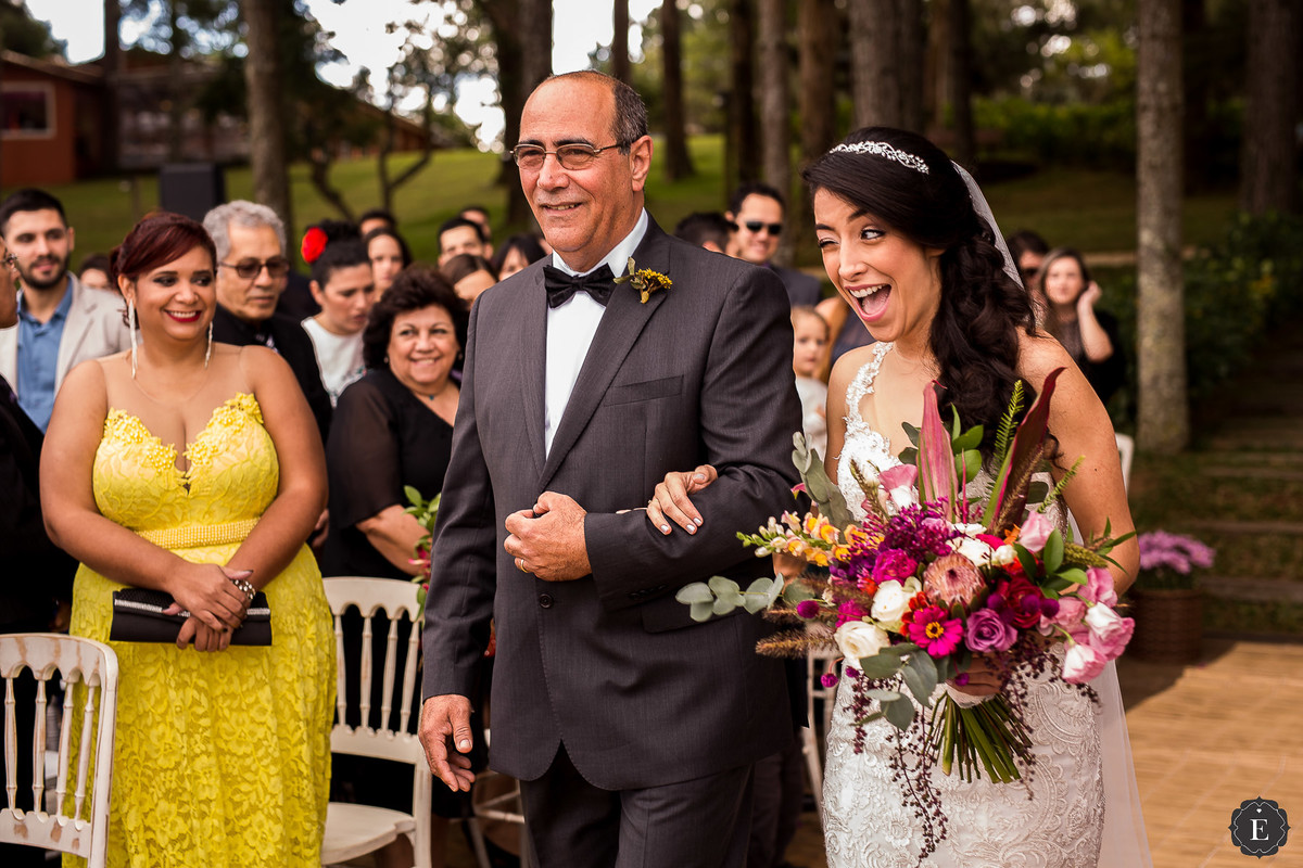 entrada da noiva com seu pai em casamento no campo
