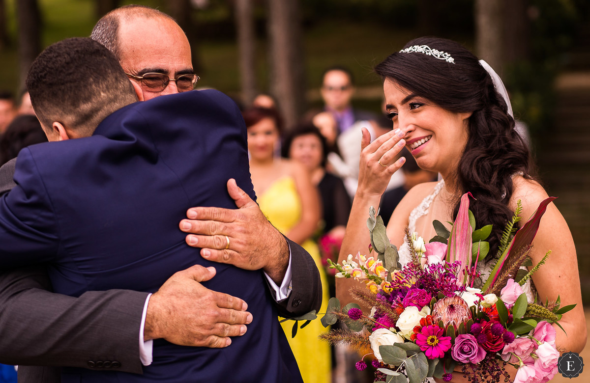 noiva emocionada em casamento sobre lago passauna em curitiba