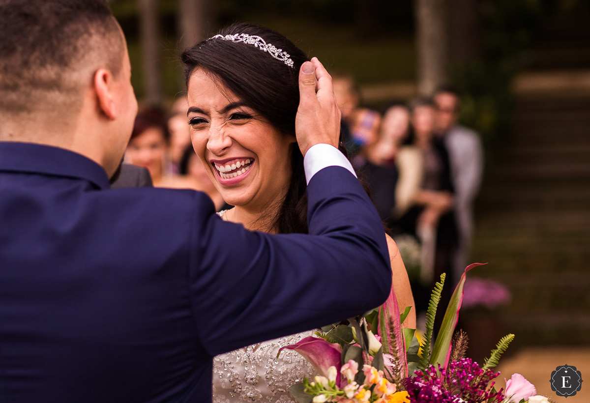 noiva sorrindo para seu noivo em casamento ao ar livre em curitiba