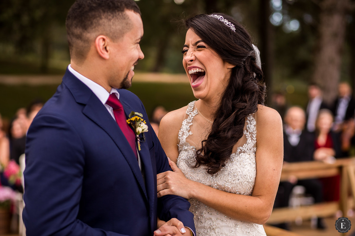 noivos felizes em casamento ao ar livre no parana