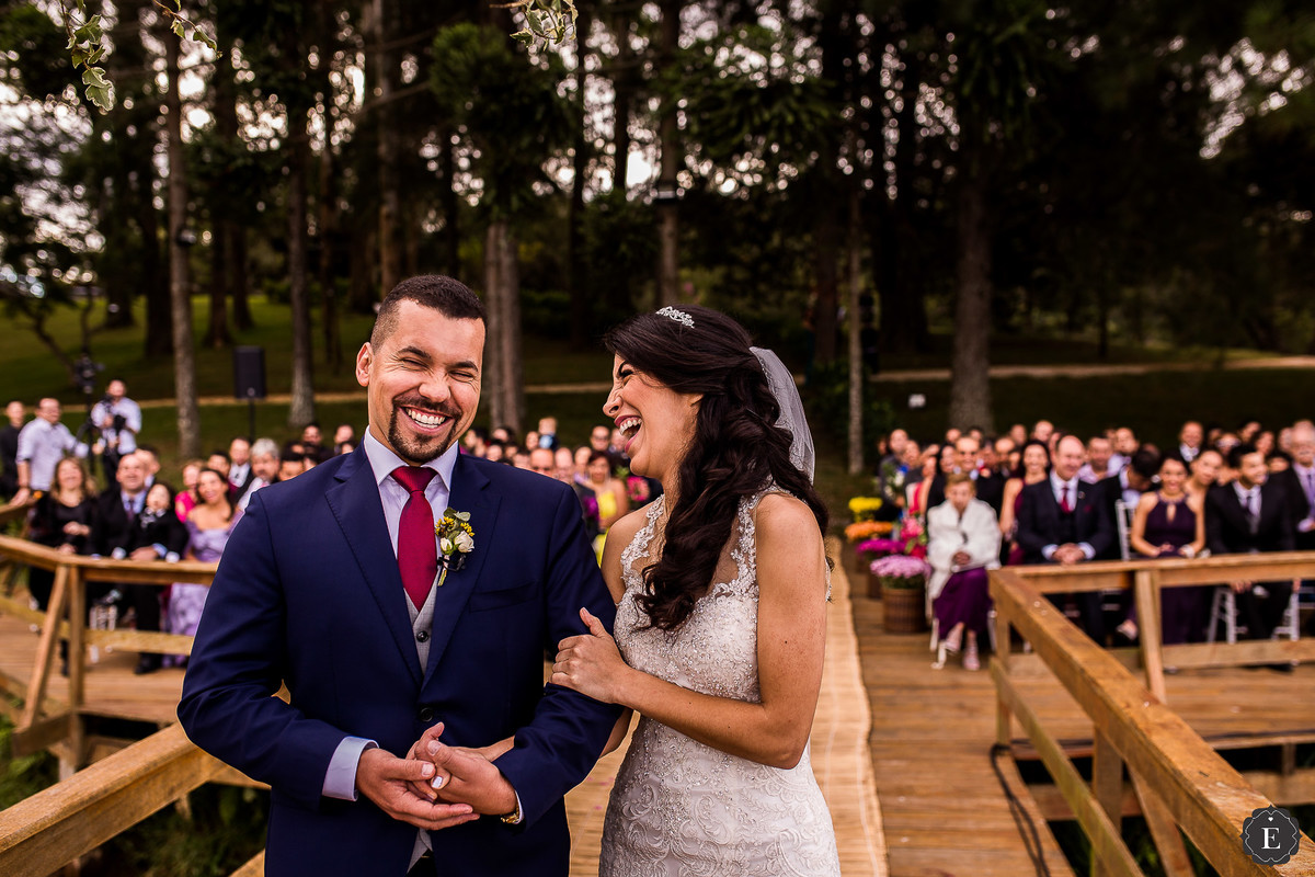 noivos felizes em casamento sob