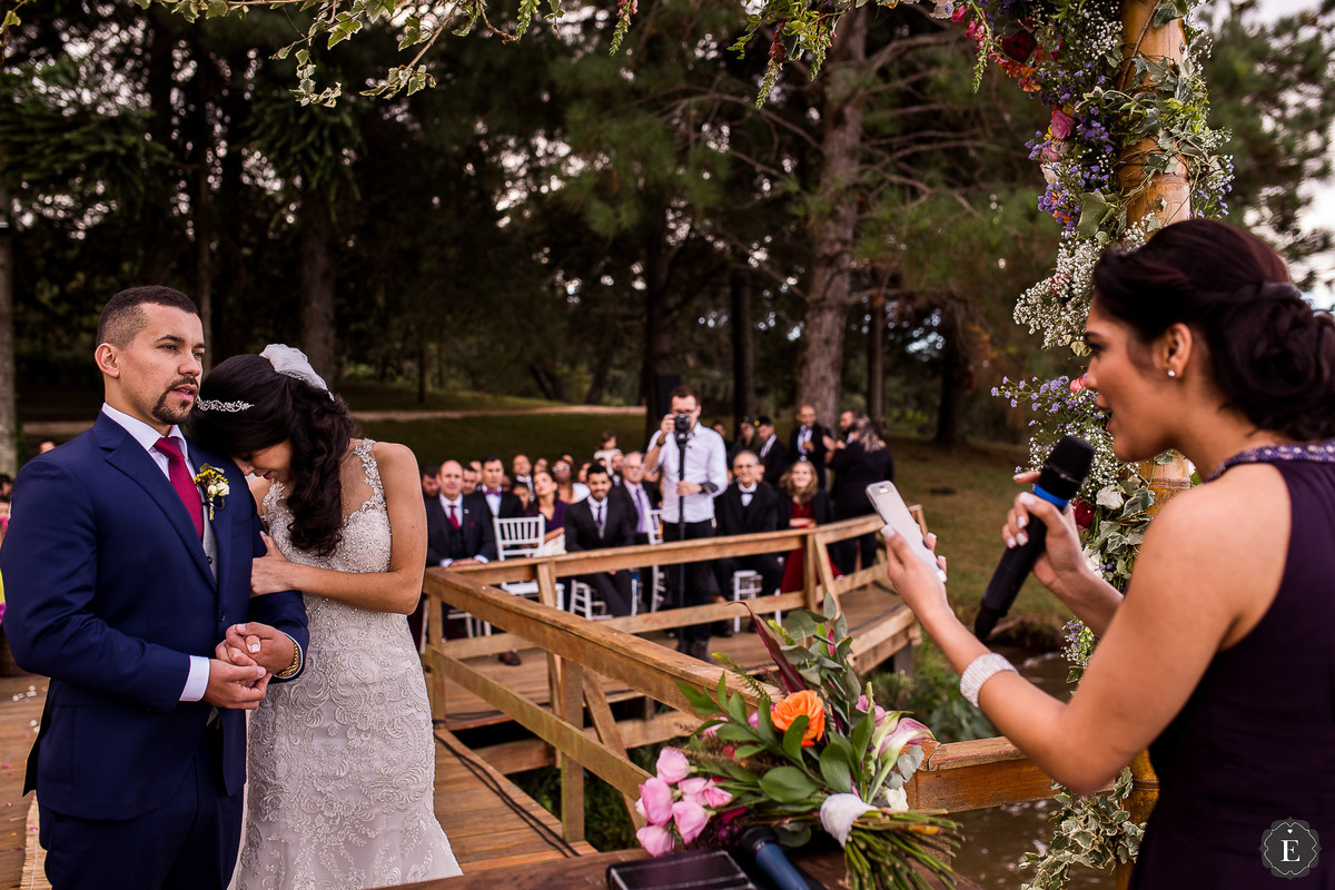 irmã da noiva contando em casamento ao ar livre em campo largo parana