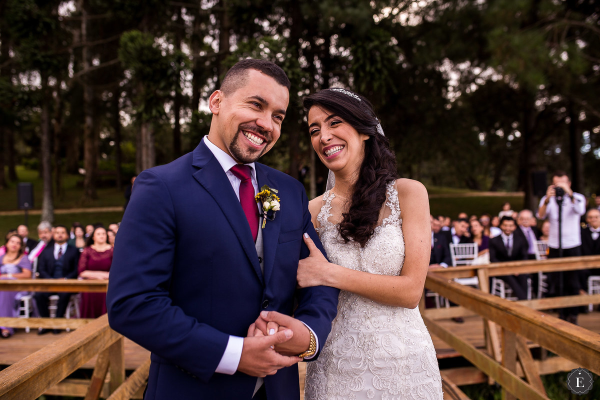 noivo sorrindo com sua noiva em casamento em curitiba