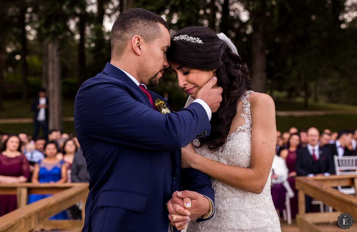 noivo acariciando sua noiva em lindo casamento ao ar livre no parana