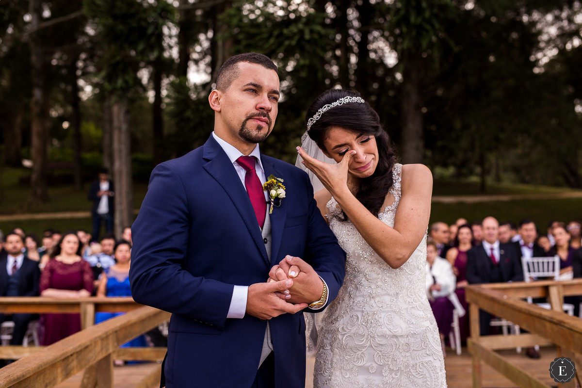 noivos emocionados em casamento ao ar livre em curitiba