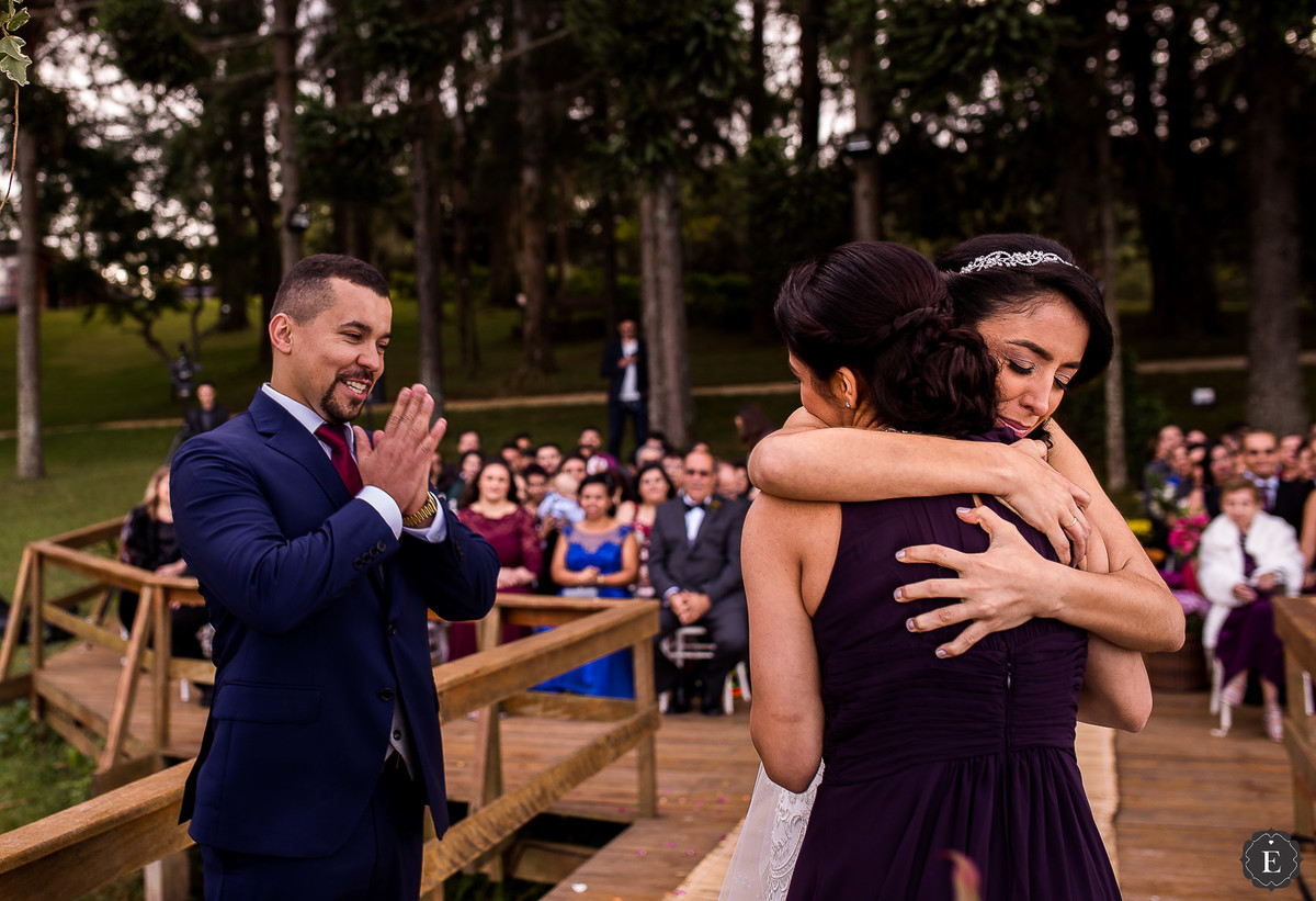 noiva abraçando sua irmã em lindo casamento em campo largo pr