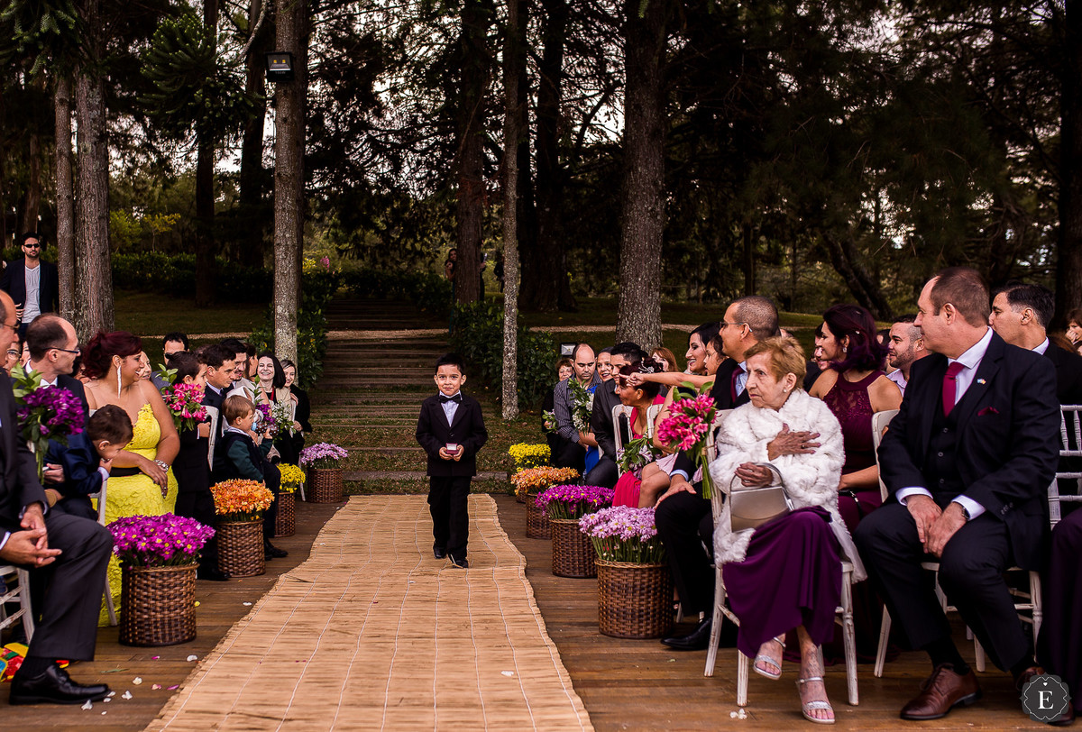 pajem com alianças em lindo casamento decorado com esteiras de palha em curitiba
