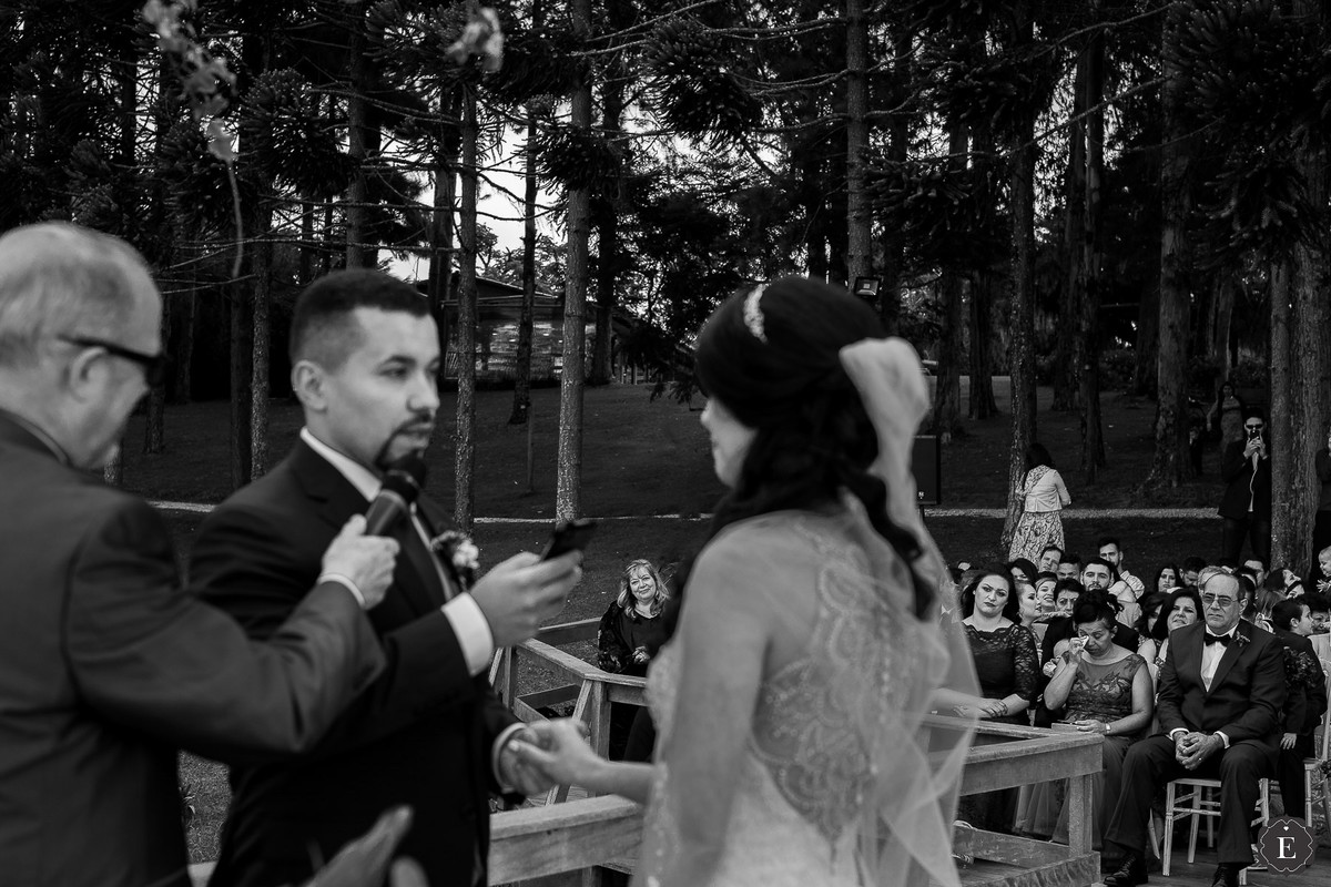 convidados emocionados em casamento sob o lago em curitiba