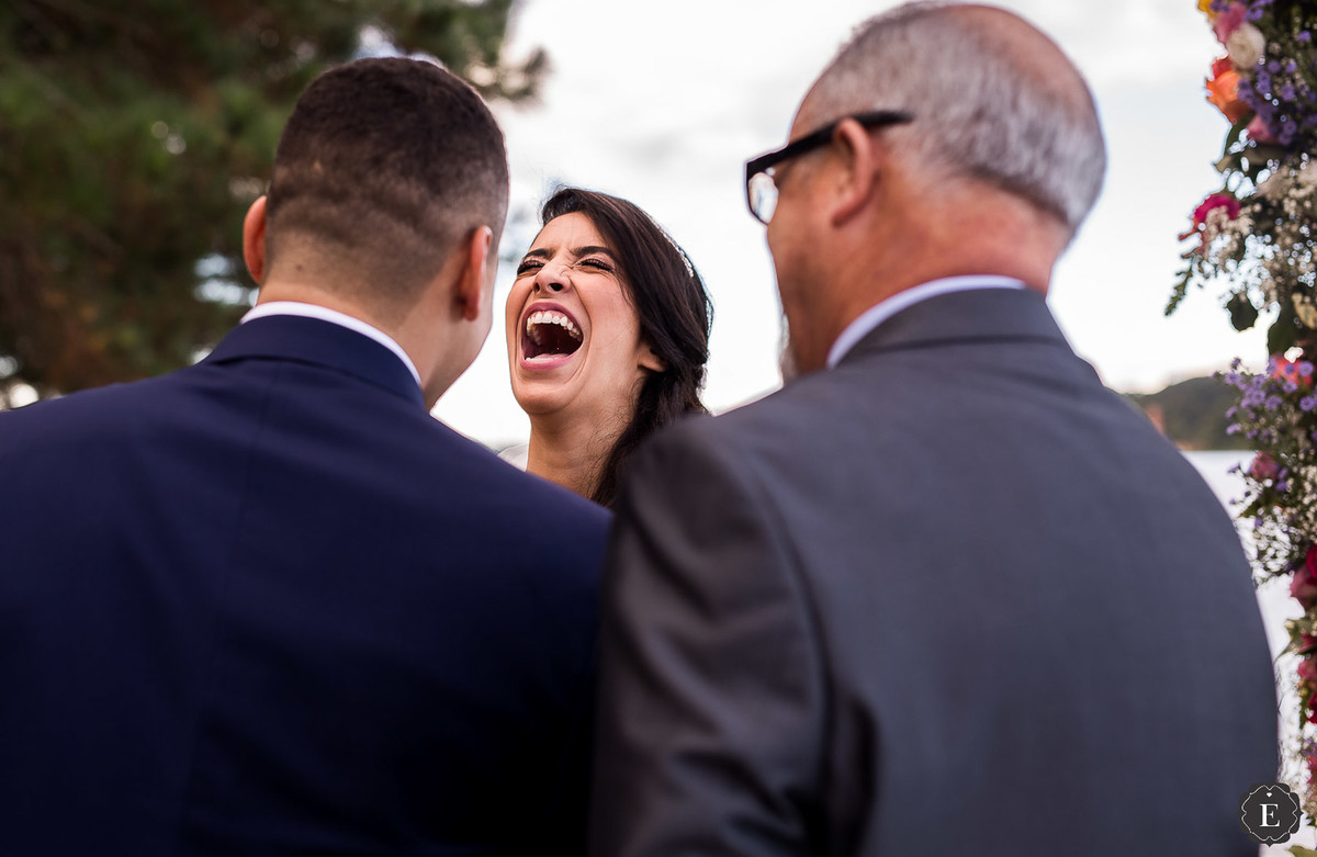 noiva muito feliz em seu casamento no campo em curitiba