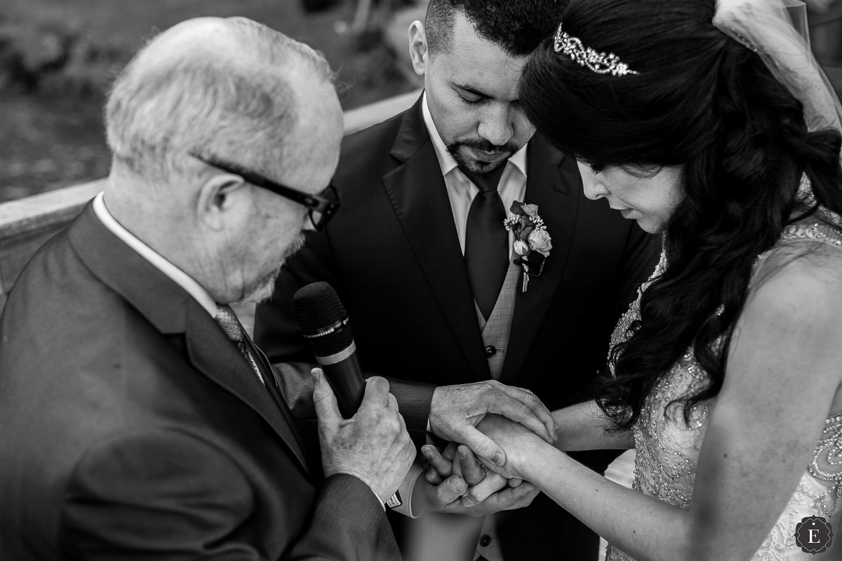 pasto orando pelo casal em casamento emocionante no parana