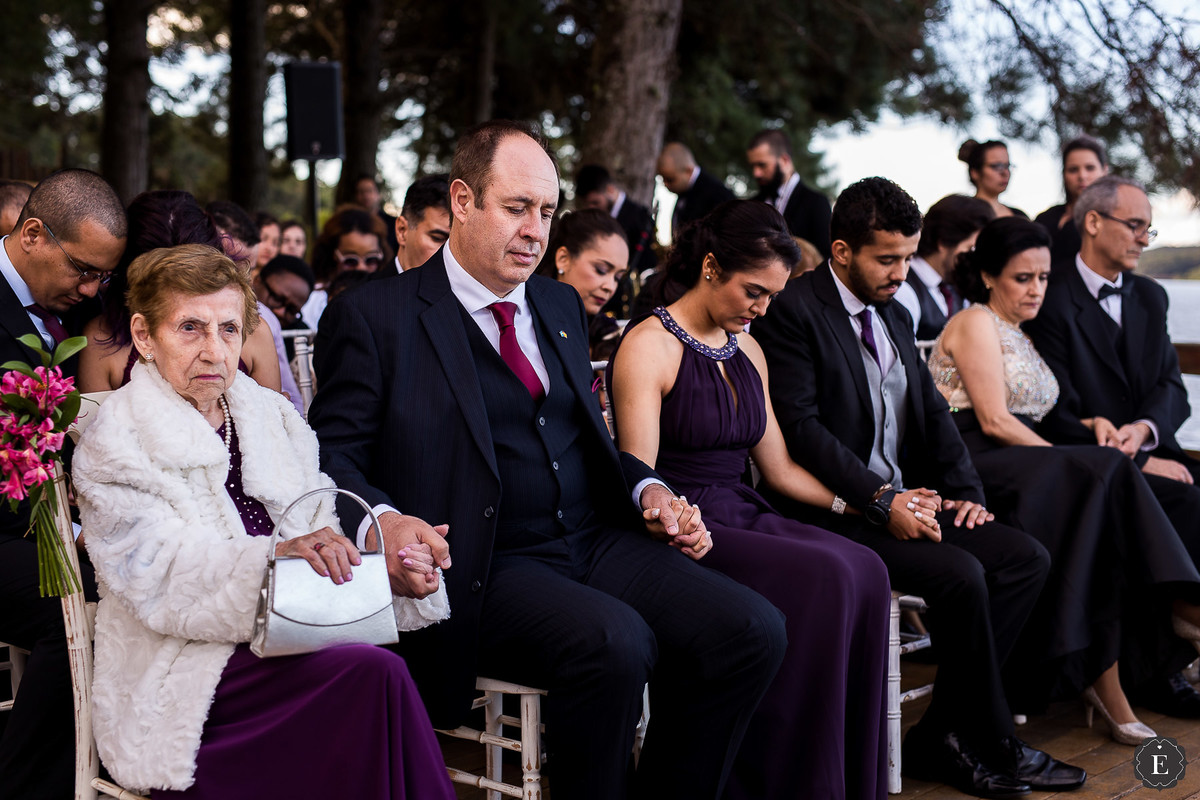 familia rezando pelos noivos em lindo casamento no paraná