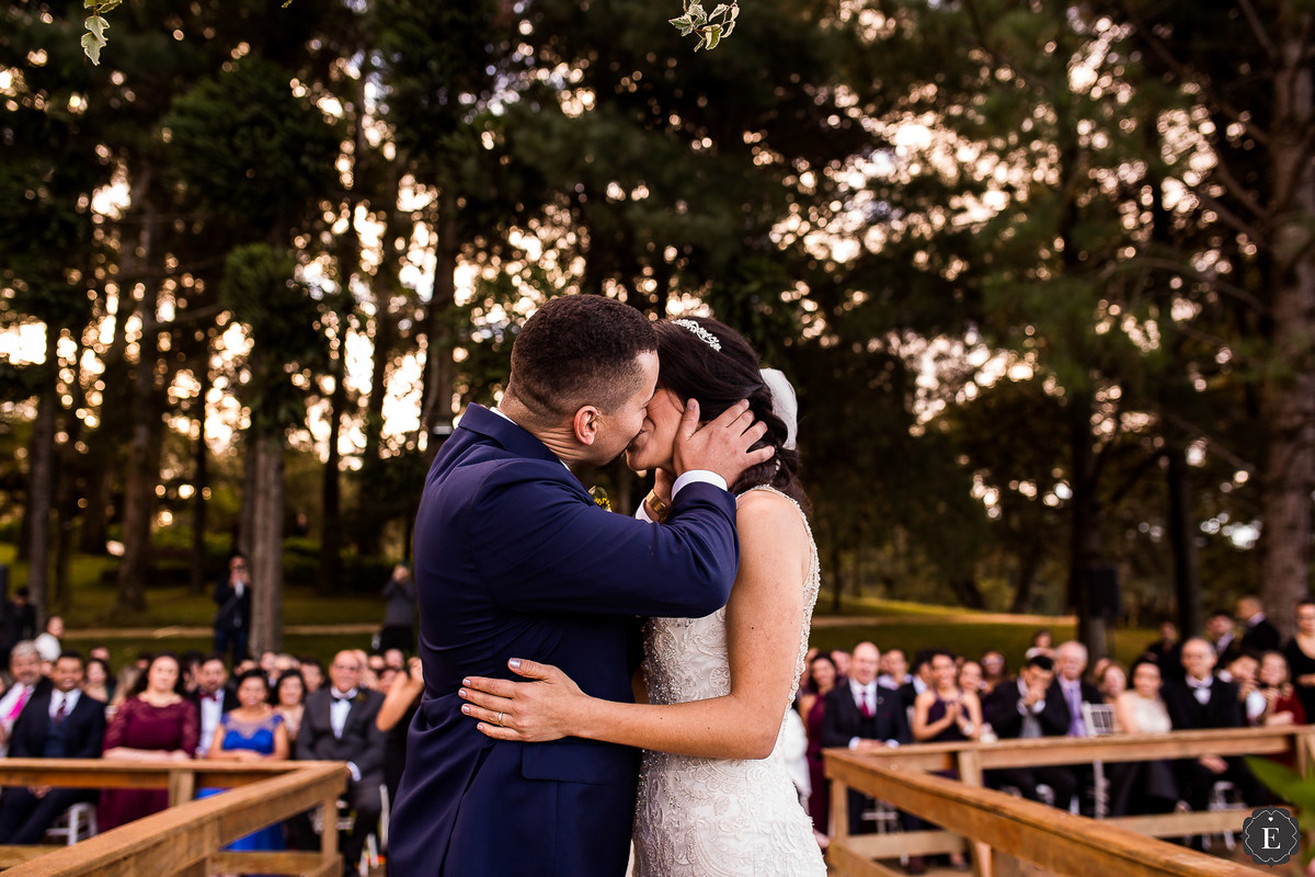 beijo dos noivos em casamento no por do sol no espaço belvedere