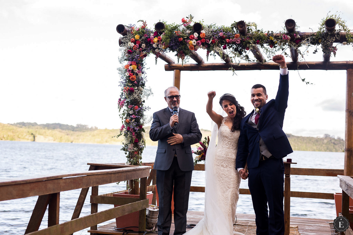 noivos felizes em casamento de dia no parana