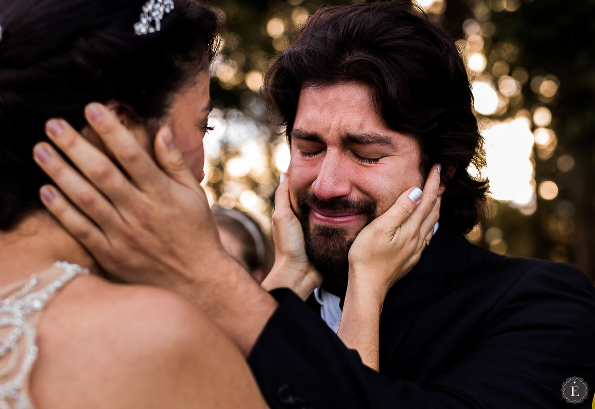 irmão da noiva emocionado em casamento inspirador ao a livre em curitiba