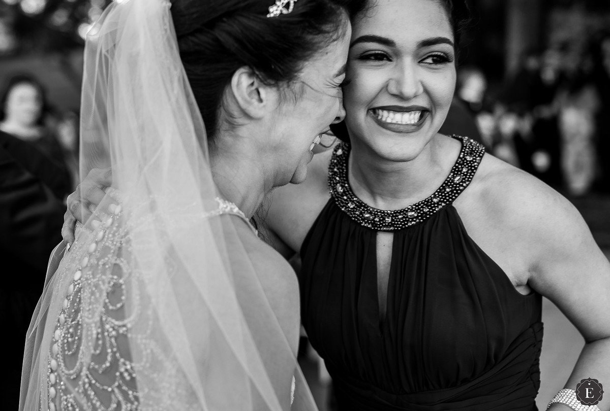 noiva e madrinha felizes em casamento diferente no parana