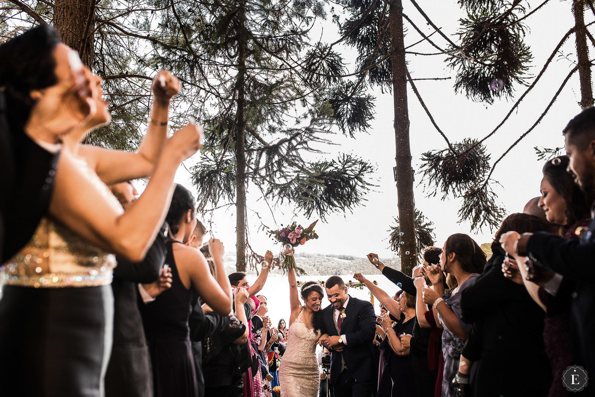 noivos felizes em casamento de dia e com arvore