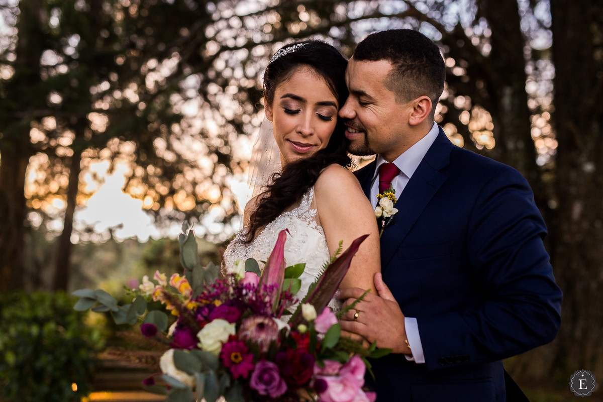 noiva e noivo juntos em casamento ao ar livre em campo largo