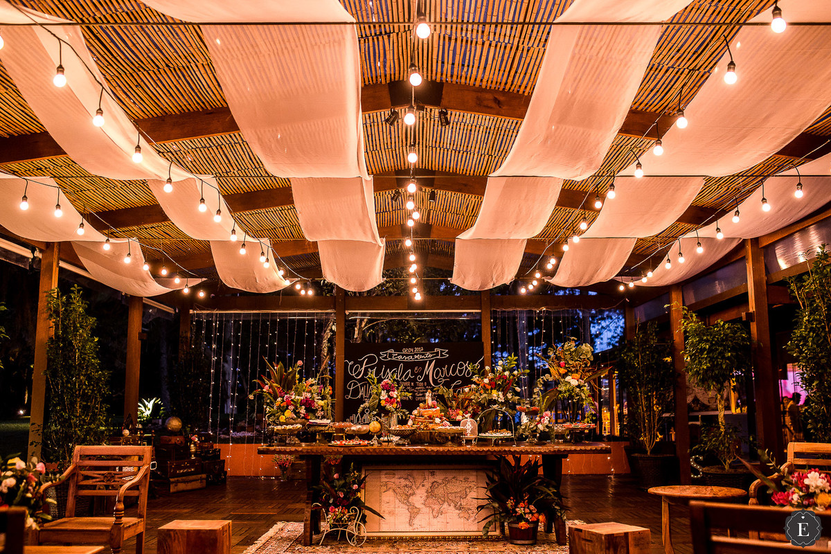 decoraçao rustica e vintage com detalhes de madeira e luzes no belvedere em curitiba