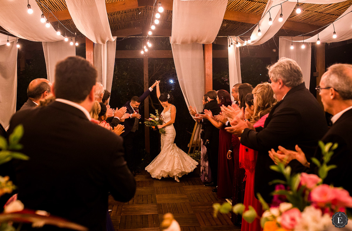 noiva girando com seu vestido na festa do casamento em curitiba