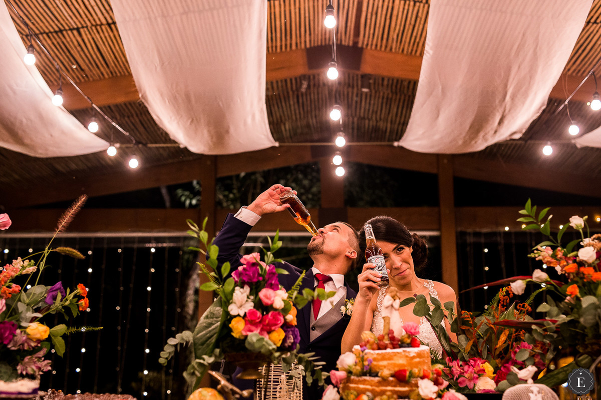 brinde retro dos noivos com itubaina retro em casamento no paraná