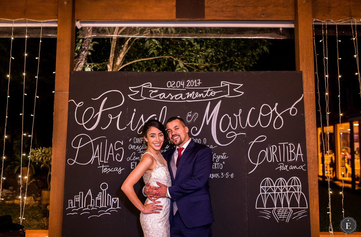 fotos dos noivos no painel chalkboard no casamento