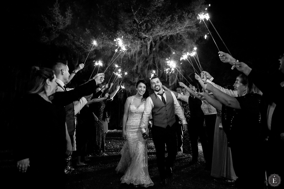 convidados acendem sparkles para os noivos em casamento no parana