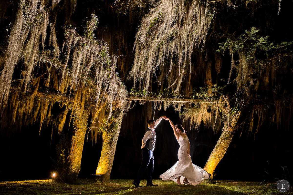 dança dos noivos sobre árvore no espaço belvedere pr