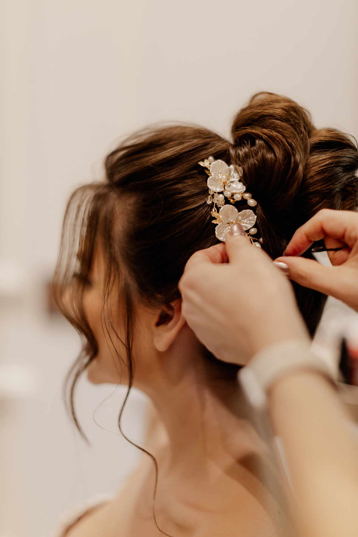 Grinalda de flores com penteado em coque depojado