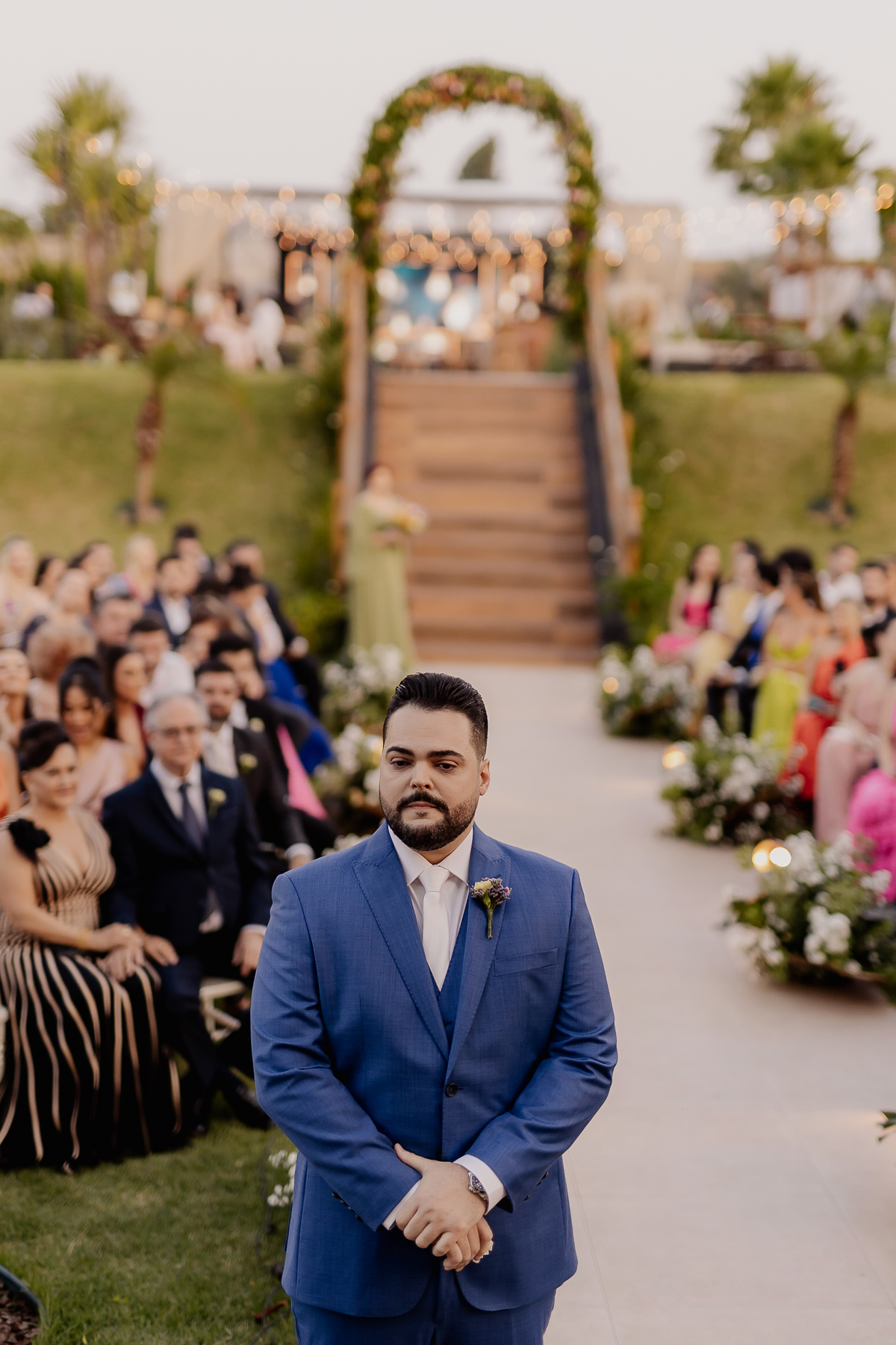 Entrada da noiva em casamento de dia ao ar livre em maringá