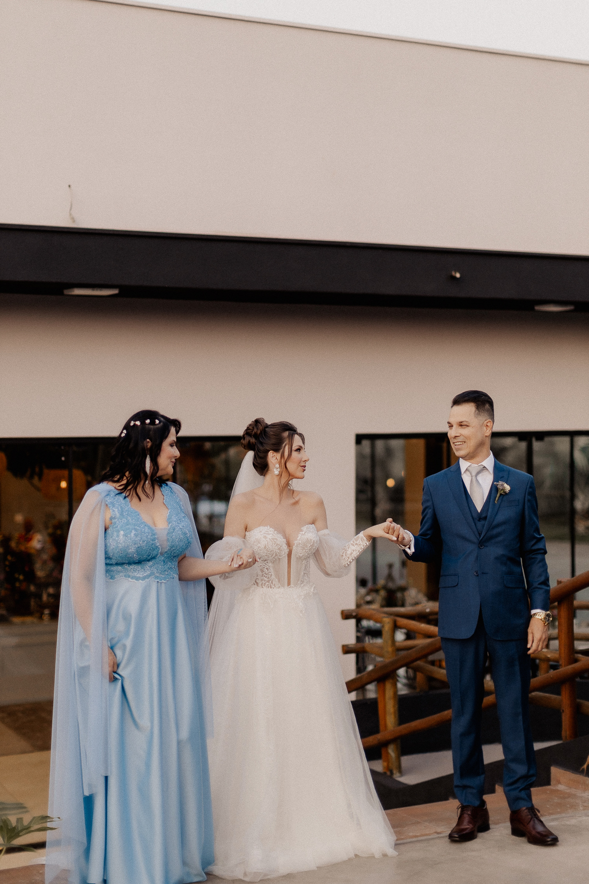 Entrada da noiva em casamento de dia ao ar livre em maringá