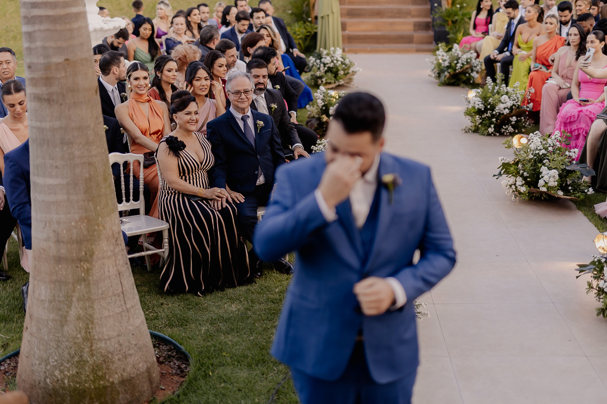 Entrada da noiva em casamento de dia ao ar livre em maringá