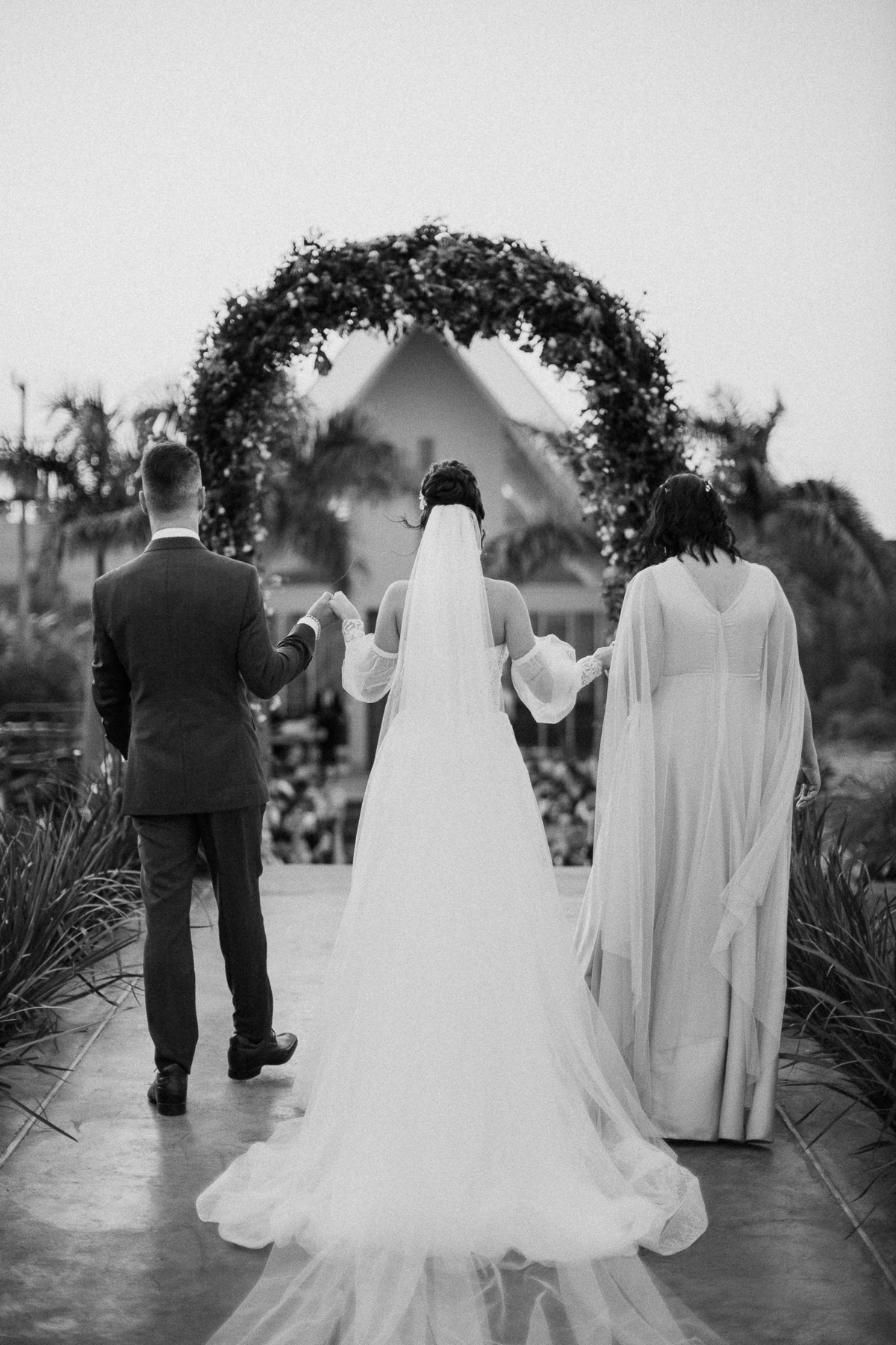 Entrada da noiva em casamento de dia ao ar livre em maringá