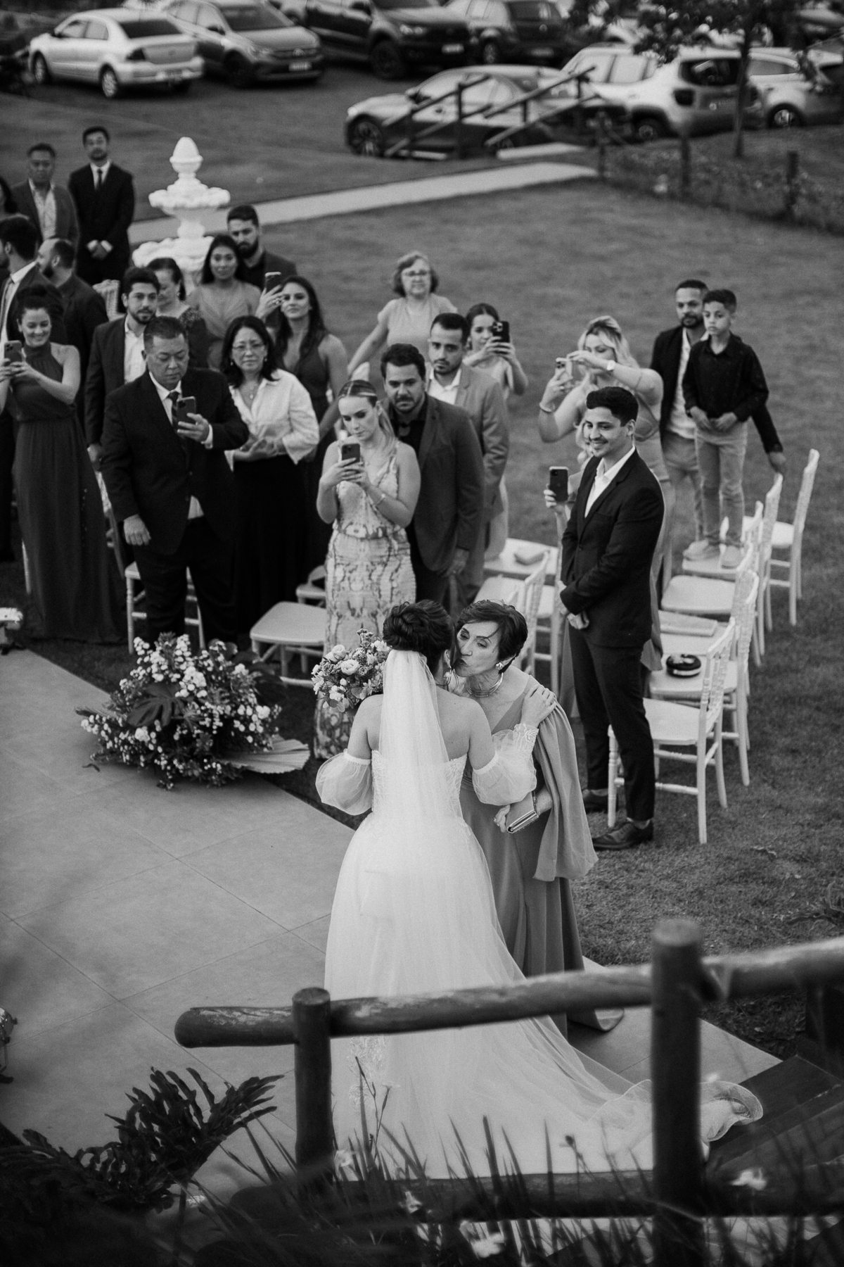 Entrada da noiva em casamento de dia ao ar livre em maringá