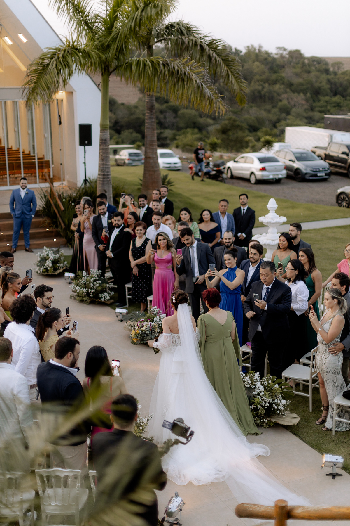 Entrada da noiva em casamento de dia ao ar livre em maringá